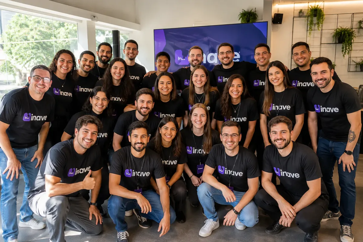 Equipe de uma empresa reunida usando camisetas pretas personalizadas com o logo da marca