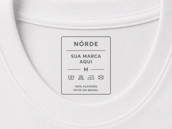 Camiseta branca com etiqueta personalizada impressa na gola