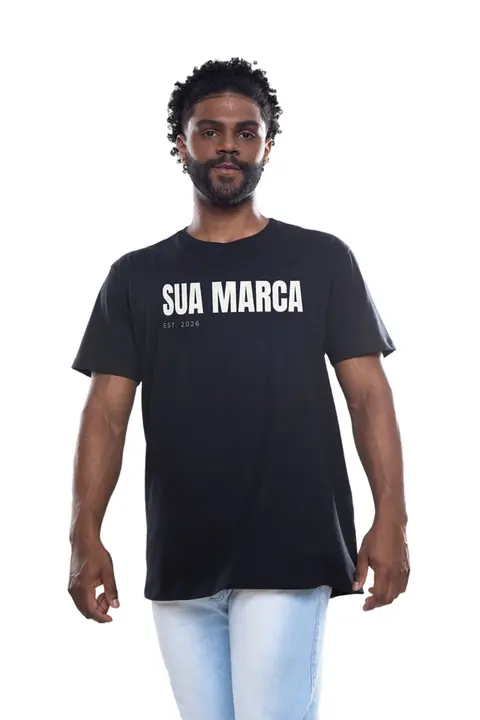 Homem vestindo camiseta preta com a estampa Sua Marca